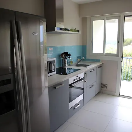 Spacious With Balcony And Sea View Apartament Antibes