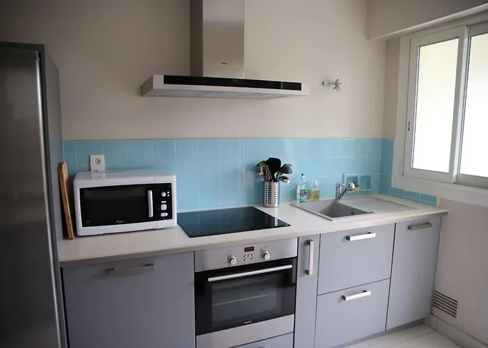 Spacious With Balcony And Sea View * Antibes