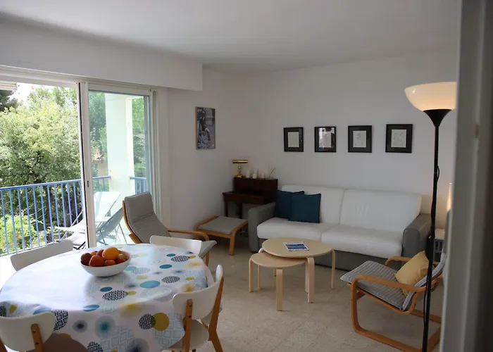 Spacious With Balcony And Sea View Apartman *