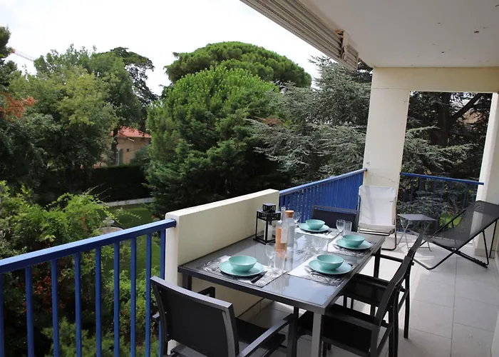 Spacious With Balcony And Sea View Antibes
